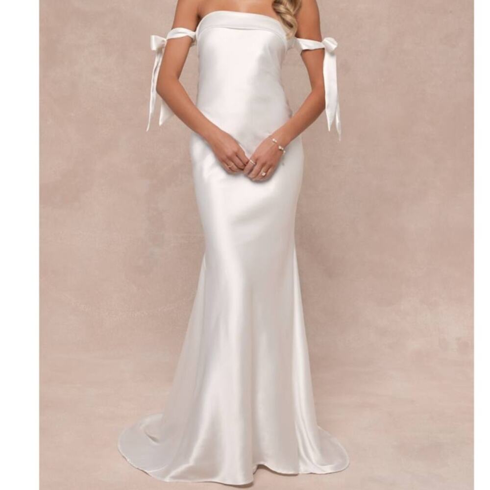 NEW Lulus Lux Bridal Eternally Loved Cutout Satin Off-the-Shoulder Wedding Dress